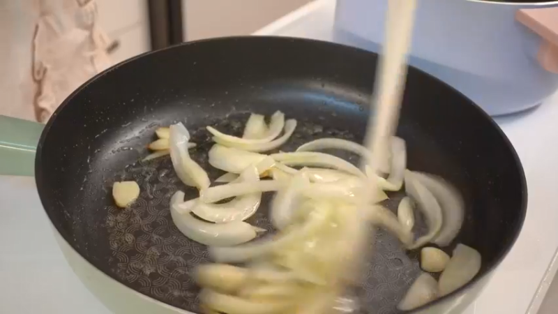 制作丝尖韩牛炸酱乌冬面，给朋友送小菜盒饭的日常。 泡菜饺子，部队火锅，土豆蛋糕，夜宵拉面，炒鱿鱼丝，炒土豆，鸡蛋卷，番茄酱 丝尖韩牛炸酱乌冬面，给朋友送小菜盒饭