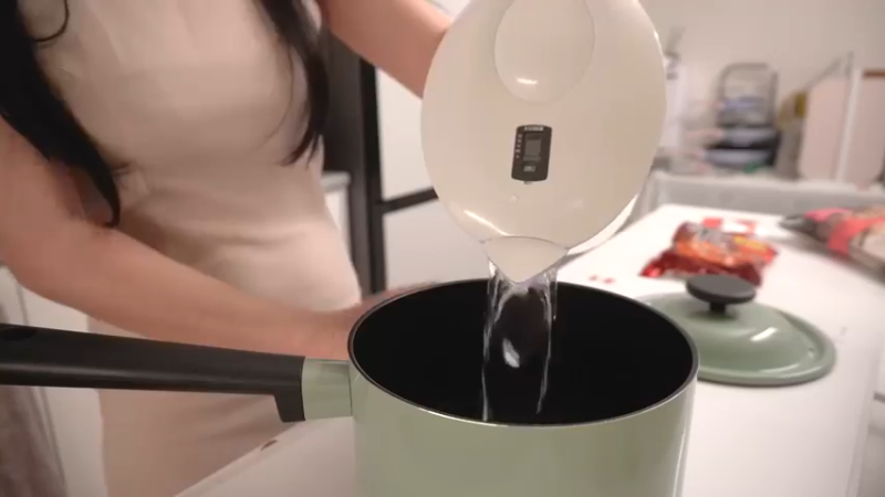 买完菜后制作辛拉面炒面，吃一碗凉爽的冷面的日常，家常便饭，厨房用品购物开箱，希腊桃子，麻辣烫，蘑菇饭，腌酸黄瓜买完菜后制作辛拉面炒面，日常，家常便饭，厨房用品购