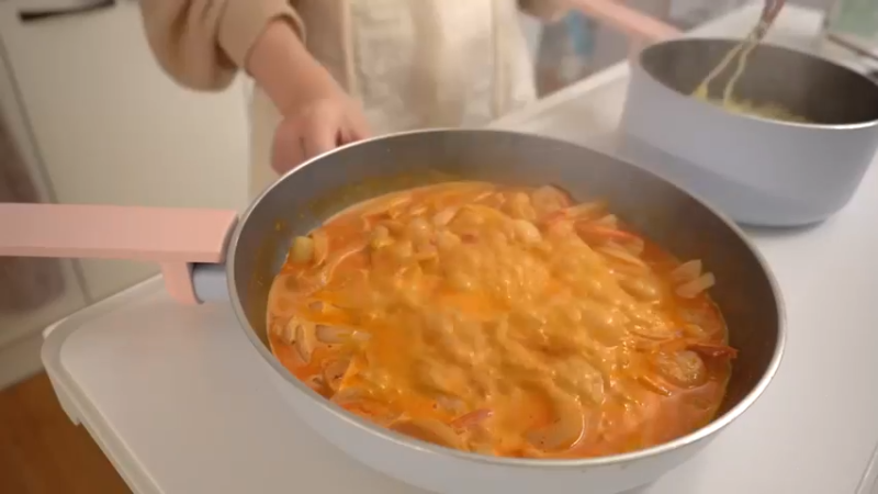 制作辣辣的火鸡炸酱面炒年糕，辛奇卷的金枪鱼紫菜包饭便当，ROSÉ火鸡面，填色本治愈，家常饭料理，家务，学习 独居生周末日常，凌晨预约 ，制作辣辣的火鸡炸酱面炒年