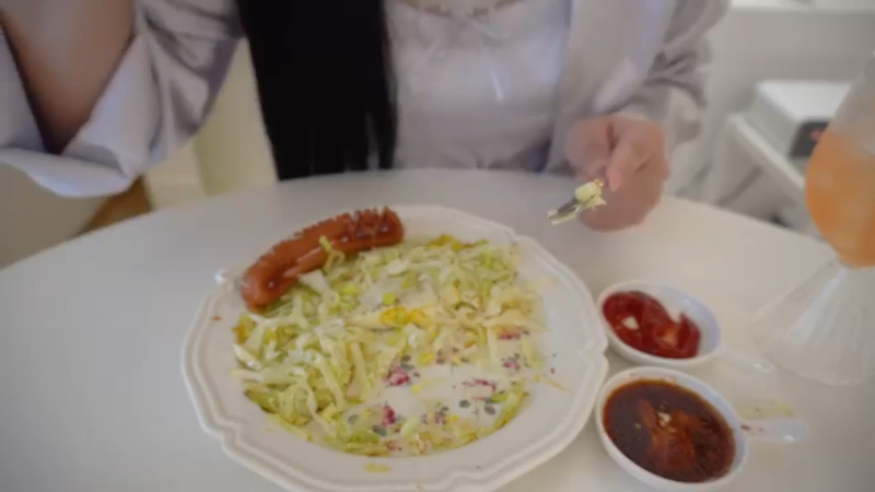 制作丝尖韩牛炸酱乌冬面，给朋友送小菜盒饭的日常。 泡菜饺子，部队火锅，土豆蛋糕，夜宵拉面，炒鱿鱼丝，炒土豆，鸡蛋卷，番茄酱 丝尖韩牛炸酱乌冬面，给朋友送小菜盒饭