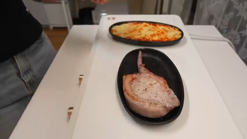 制作辣金针菇，去超市买菜做饭，和朋友一起开家庭派对的自炊生vlog、辣玉米奶酪、韩猪牛排、蒜酱菜、培根卷烤面包、米肠、汤炒年糕制作辣金针菇，去超市买菜做饭，和朋
