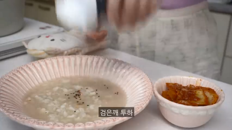 给朋友送小菜盒饭的日常。 泡菜饺子，部队火锅，土豆蛋糕，夜宵拉面，炒鱿鱼丝，炒土豆，鸡蛋卷，番茄酱制作丝尖韩牛炸酱乌冬面 日常制作给朋友送小菜盒饭的日常。 泡菜