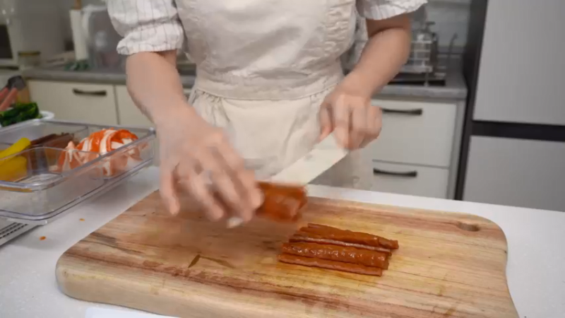 制作丝尖韩牛炸酱乌冬面，给朋友送小菜盒饭的日常。 泡菜饺子，部队火锅，土豆蛋糕，夜宵拉面，炒鱿鱼丝，炒土豆，鸡蛋卷，番茄酱 丝尖韩牛炸酱乌冬面，给朋友送小菜盒饭