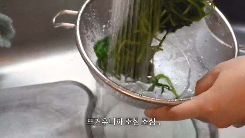 制作丝尖韩牛炸酱乌冬面，给朋友送小菜盒饭的日常。 泡菜饺子，部队火锅，土豆蛋糕，夜宵拉面，炒鱿鱼丝，炒土豆，鸡蛋卷，番茄酱 丝尖韩牛炸酱乌冬面，给朋友送小菜盒饭