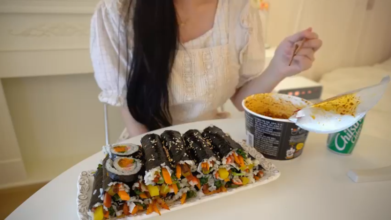 制作丝尖韩牛炸酱乌冬面，给朋友送小菜盒饭的日常。 泡菜饺子，部队火锅，土豆蛋糕，夜宵拉面，炒鱿鱼丝，炒土豆，鸡蛋卷，番茄酱 丝尖韩牛炸酱乌冬面，给朋友送小菜盒饭