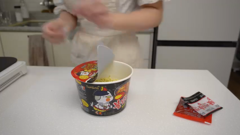 制作丝尖韩牛炸酱乌冬面，给朋友送小菜盒饭的日常。 泡菜饺子，部队火锅，土豆蛋糕，夜宵拉面，炒鱿鱼丝，炒土豆，鸡蛋卷，番茄酱 丝尖韩牛炸酱乌冬面，给朋友送小菜盒饭