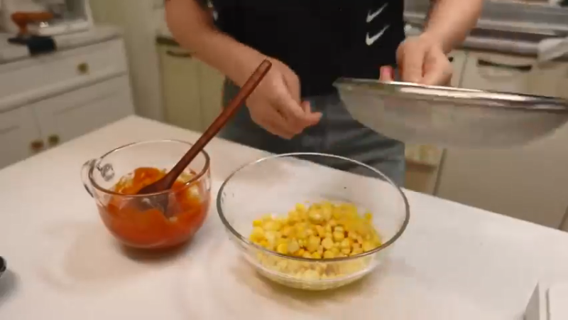 制作辣金针菇，去超市买菜做饭，和朋友一起开家庭派对的自炊生vlog、辣玉米奶酪、韩猪牛排、蒜酱菜、培根卷烤面包、米肠、汤炒年糕制作辣金针菇，去超市买菜做饭，和朋