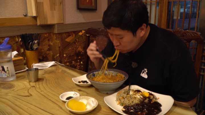 兴森探店vlog：去中餐厅品尝招牌海鲜面和炒饭，香辣可口很好吃！