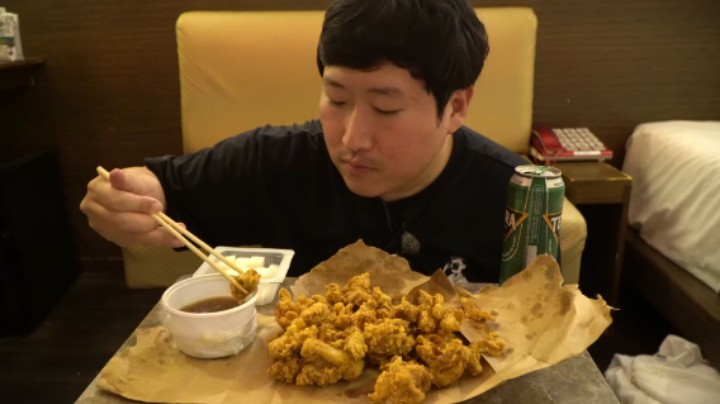 兴森vlog：独自在旅馆享用酥脆炸鸡，配上啤酒，结束一天的疲劳！