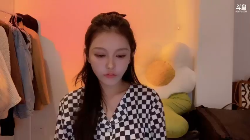 【2021-10-18 21点场】苏恩Olivia：苏恩：晚上好呀宝八点玩密室