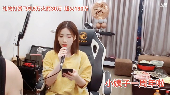 美女小七唱歌很好听，可爱多可爱啊