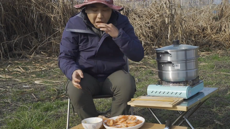 我在斗鱼看野食小哥直播美食