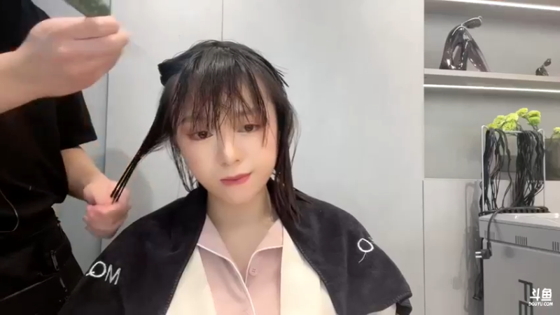 【2021-10-18 17点场】张逗逗就是张老板阿：今天播户外，烫头哦~