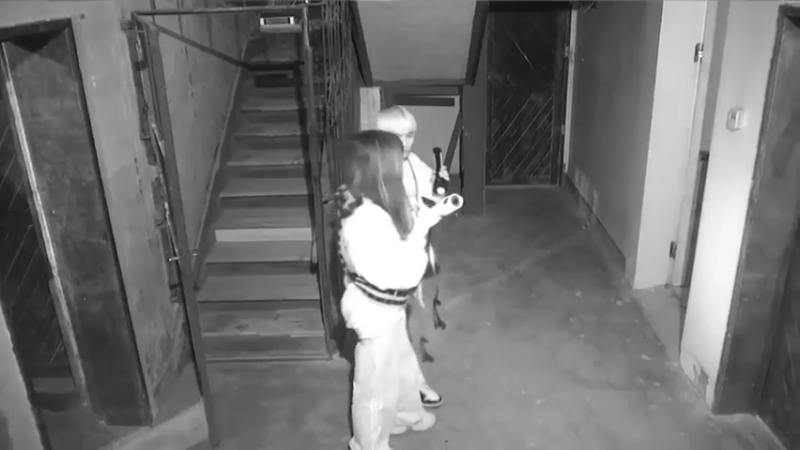苏恩被吓哭，抱住麻木不敢抬头