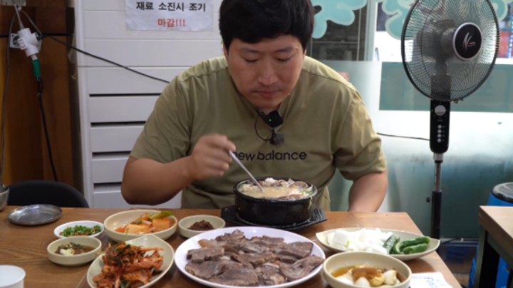 汤香美味的牛肉汤泡饭！配上鲜嫩牛肉和各式小菜，吃的太爽了！