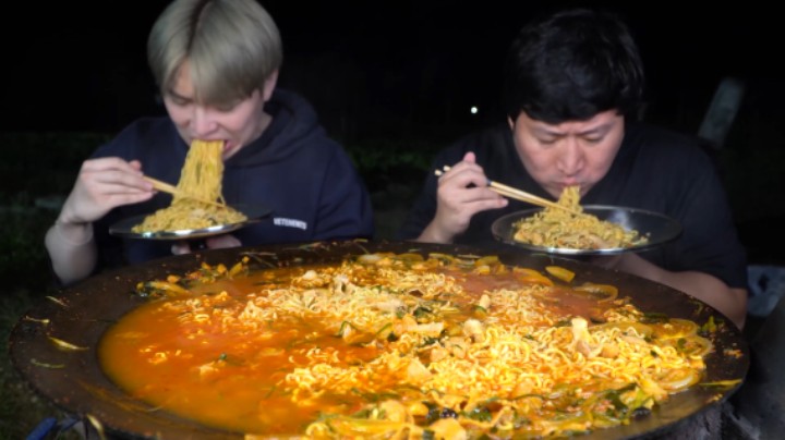 煎烤香嫩的洋葱五花肉，配上筋道辛拉面，汤香味美吃得太畅快了！