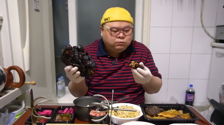 【美食】胖叔Mino地狱猪蹄？？？这个黑不拉几的大猪蹄子到底是啥味儿？能吃吗？