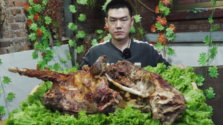 5000块买只人工养殖鸵鸟，阿远做“炭烤鸵鸟”解解馋，味道不一般