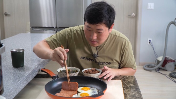 自己做的鸡蛋火腿早餐，配上鲜香牛肉海带汤，竟然意外的好吃！