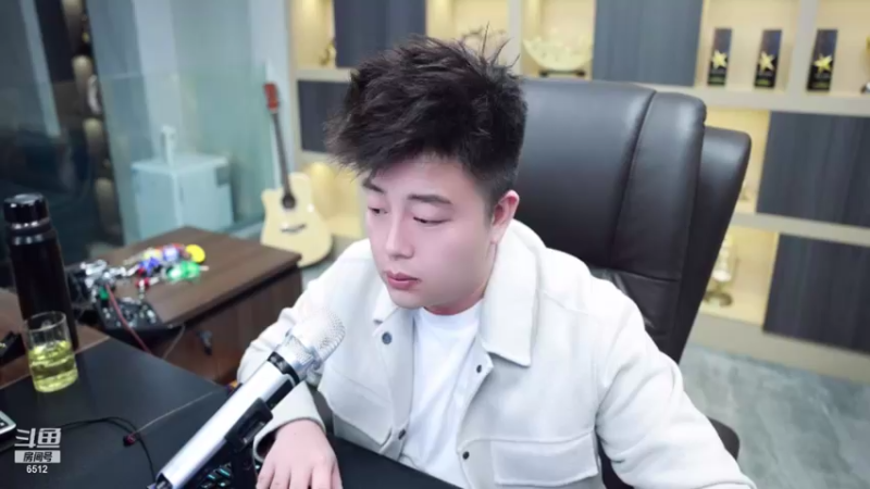 【2021-10-21 20点场】雨神丶：玩传奇还是选择6512！！