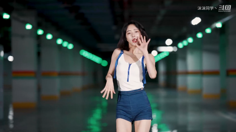 我在斗鱼看沫沫同学丶直播舞蹈