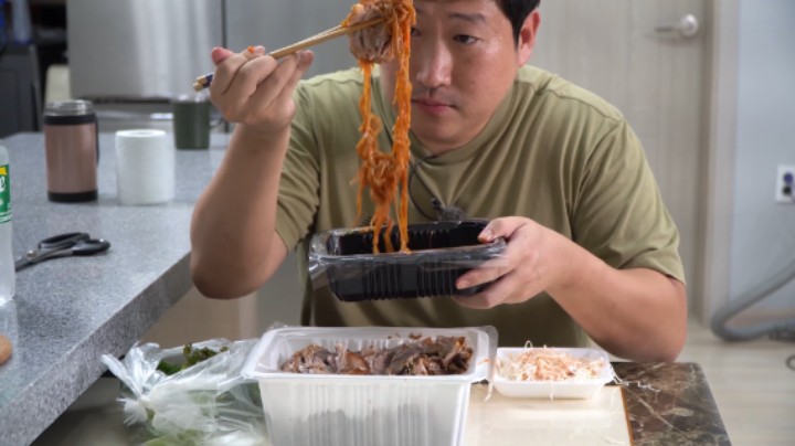 紫苏叶包猪蹄就是香，配上荞麦凉面，抱着骨头吃起来太香了！