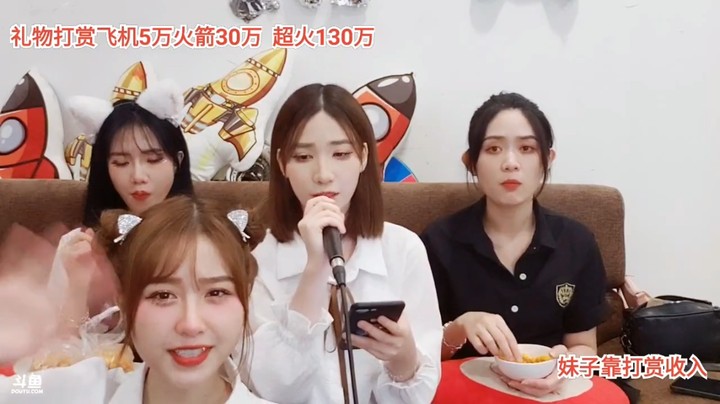 美女小七演唱流行歌曲，大海负责卖萌啊