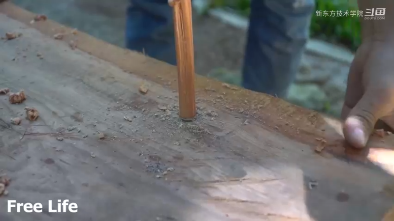 最新大更W40制作公园椅14#妹子独自深入荒野隐居，建设世外桃源第一季
