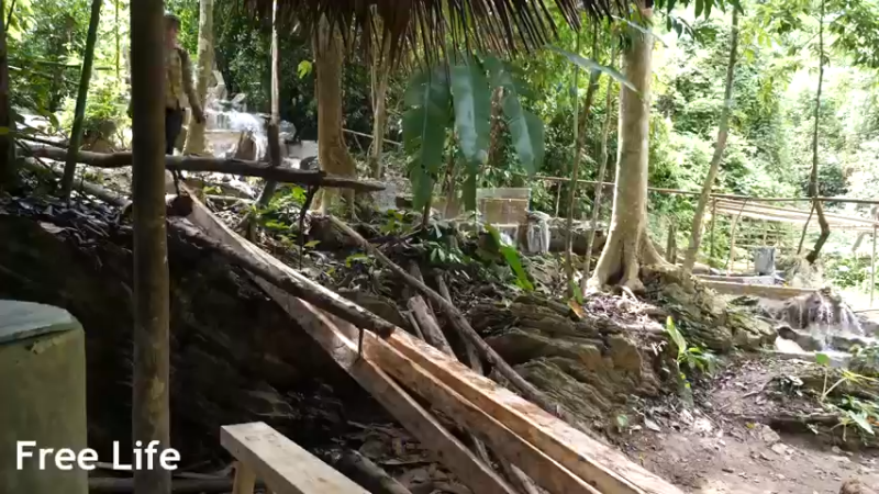 小姐姐隐居W35修建传统房子28#妹子独自深入荒野隐居，建设世外桃源第一季