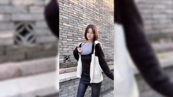 短发美女在户外跳舞真好看啊，好可爱