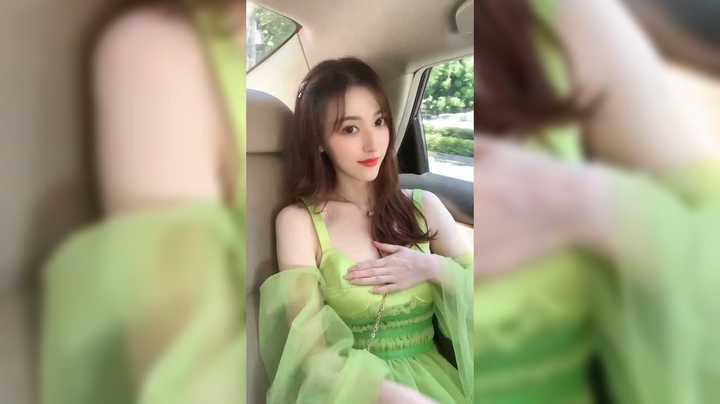 美女集锦欣赏，美女穿绿色衣服坐车里真好看啊