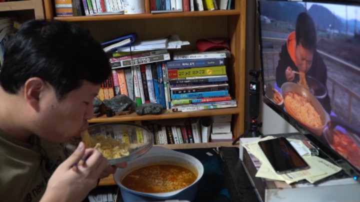 晚上享用热气腾腾的辛拉面，配上酸辣美味的泡菜，吃得太香了！