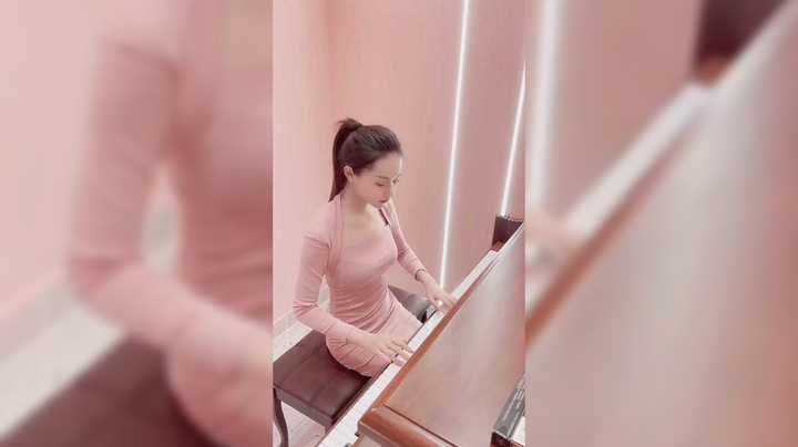美女视频集锦，美女在家弹钢琴真好听啊