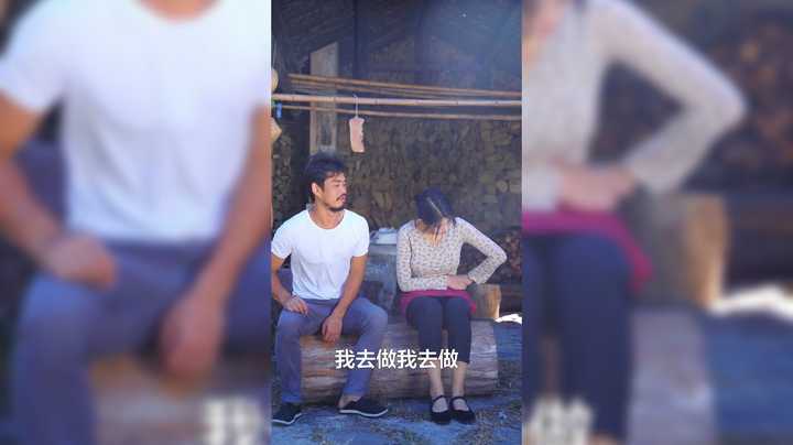 男子做榴莲炖鸡给美女吃，好快乐啊