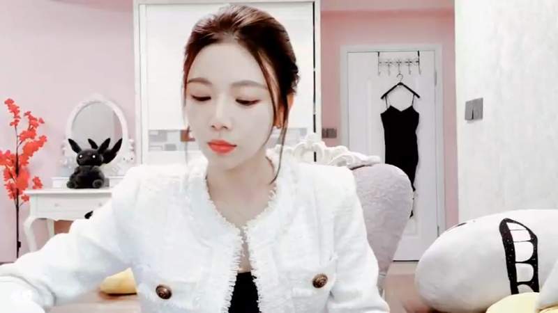 【2021-10-24 17点场】丽亚celiahunne：小姨子：天天开心