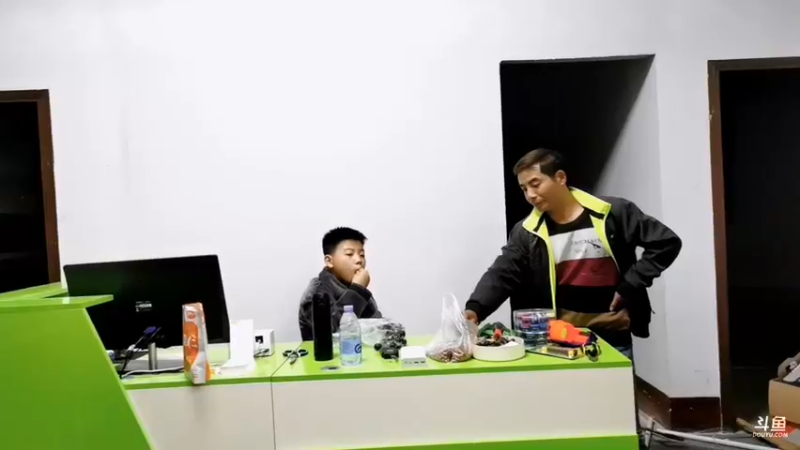 【2021-10-24 19点场】中华户外钓鱼：今年的第一场黑坑