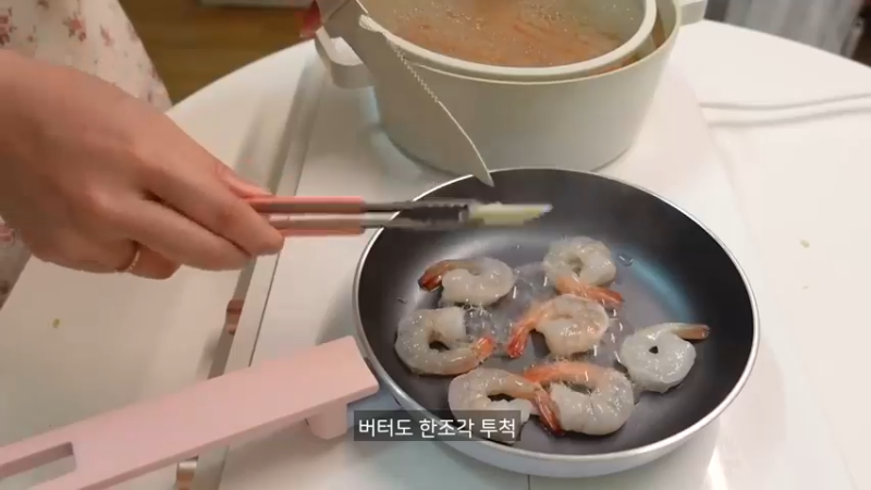 日常，制作辛辣的辛奇乌冬面和紫菜包饭，火鸡旋风蛋包饭，辣椒酱，豆腐意大利面，剥蒜皮的方法，超市买菜，蜂蜜地瓜，蛤蜊意大利面 日常，制作辛辣的辛奇乌冬面和紫菜包饭
