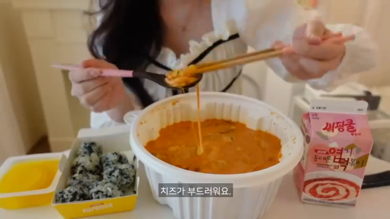日常，制作辛辣的辛奇乌冬面和紫菜包饭，火鸡旋风蛋包饭，辣椒酱，豆腐意大利面，剥蒜皮的方法，超市买菜，蜂蜜地瓜，蛤蜊意大利面 日常，制作辛辣的辛奇乌冬面和紫菜包饭