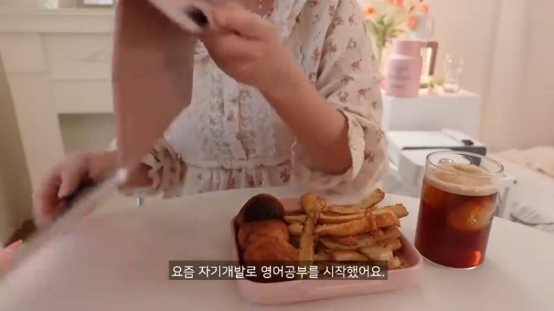 日常，制作辛辣的辛奇乌冬面和紫菜包饭，火鸡旋风蛋包饭，辣椒酱，豆腐意大利面，剥蒜皮的方法，超市买菜，蜂蜜地瓜，蛤蜊意大利面 日常，制作辛辣的辛奇乌冬面和紫菜包饭
