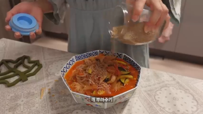 日常，制作辛辣的辛奇乌冬面和紫菜包饭，火鸡旋风蛋包饭，辣椒酱，豆腐意大利面，剥蒜皮的方法，超市买菜，蜂蜜地瓜，蛤蜊意大利面日常，制作辛辣的辛奇乌冬面和紫菜包饭，