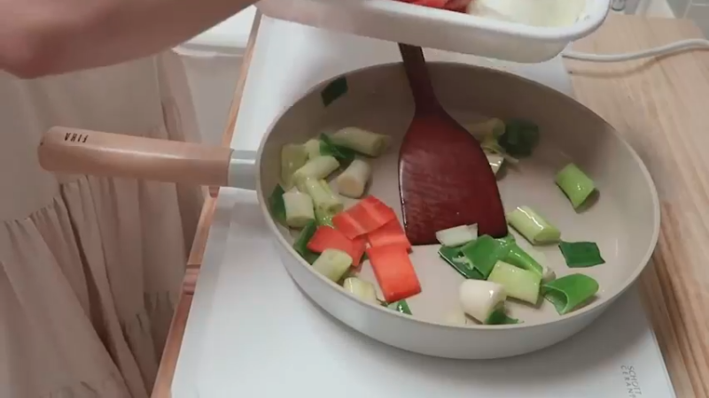 日常，制作辛辣的辛奇乌冬面和紫菜包饭，火鸡旋风蛋包饭，辣椒酱，豆腐意大利面，剥蒜皮的方法，超市买菜，蜂蜜地瓜，蛤蜊意大利面 日常，制作辛辣的辛奇乌冬面和紫菜包饭