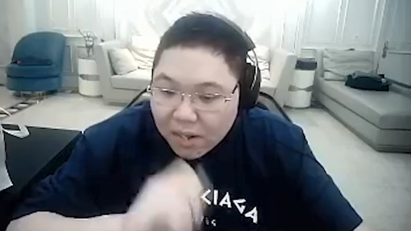 我在斗鱼看即将拥有人鱼线的PDD直播英雄联盟