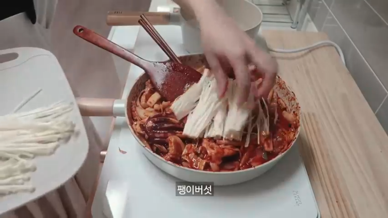 日常，制作辛辣的辛奇乌冬面和紫菜包饭，火鸡旋风蛋包饭，辣椒酱，豆腐意大利面，剥蒜皮的方法，超市买菜，蜂蜜地瓜，蛤蜊意大利面 日常，制作辛辣的辛奇乌冬面和紫菜包饭
