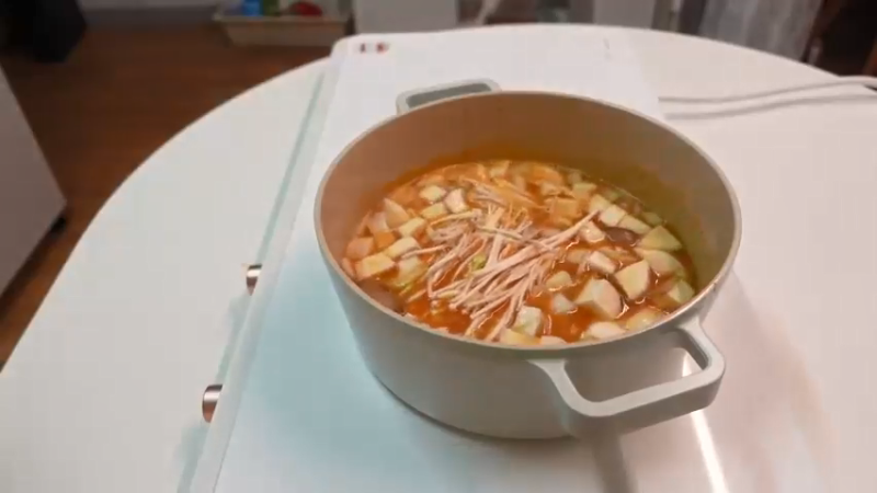 日常，制作辛辣的辛奇乌冬面和紫菜包饭，火鸡旋风蛋包饭，辣椒酱，豆腐意大利面，剥蒜皮的方法，超市买菜，蜂蜜地瓜，蛤蜊意大利面 日常，制作辛辣的辛奇乌冬面和紫菜包饭