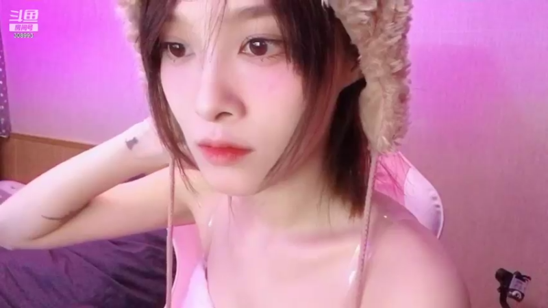 【2021-10-25 19点场】紫琪儿小波霸：二台纸巾上线啦