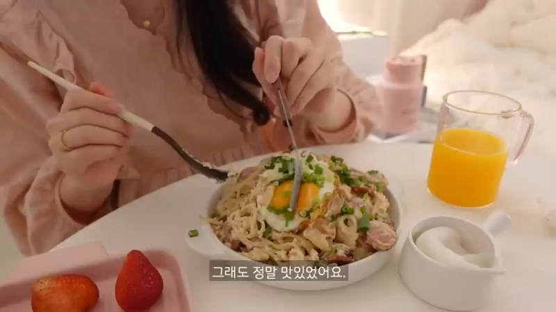 日常，制作辛辣的辛奇乌冬面和紫菜包饭，火鸡旋风蛋包饭，辣椒酱，豆腐意大利面，剥蒜皮的方法，超市买菜，蜂蜜地瓜，蛤蜊意大利面  (18)