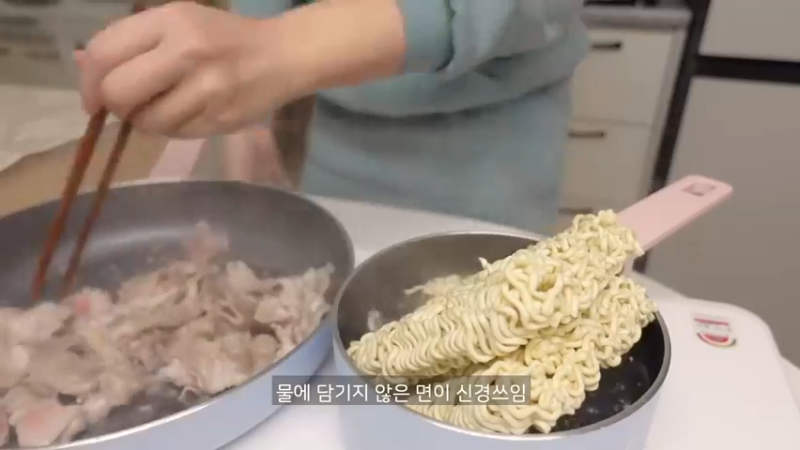 日常，制作辛辣的辛奇乌冬面和紫菜包饭，火鸡旋风蛋包饭，辣椒酱，豆腐意大利面，剥蒜皮的方法，超市买菜，蜂蜜地瓜，蛤蜊意大利面  (25)