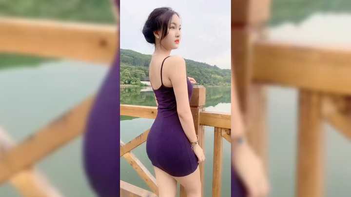 美女在湖边游玩，回头的瞬间真好看