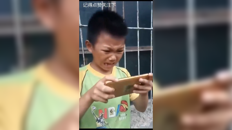 小学生玩王者荣耀技术不行打不过被气哭了差点砸手机