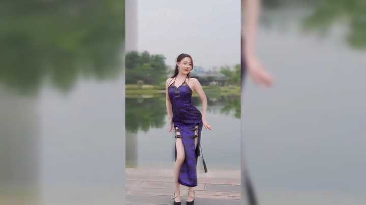 网红美女在湖边跳舞真是迷人啊
